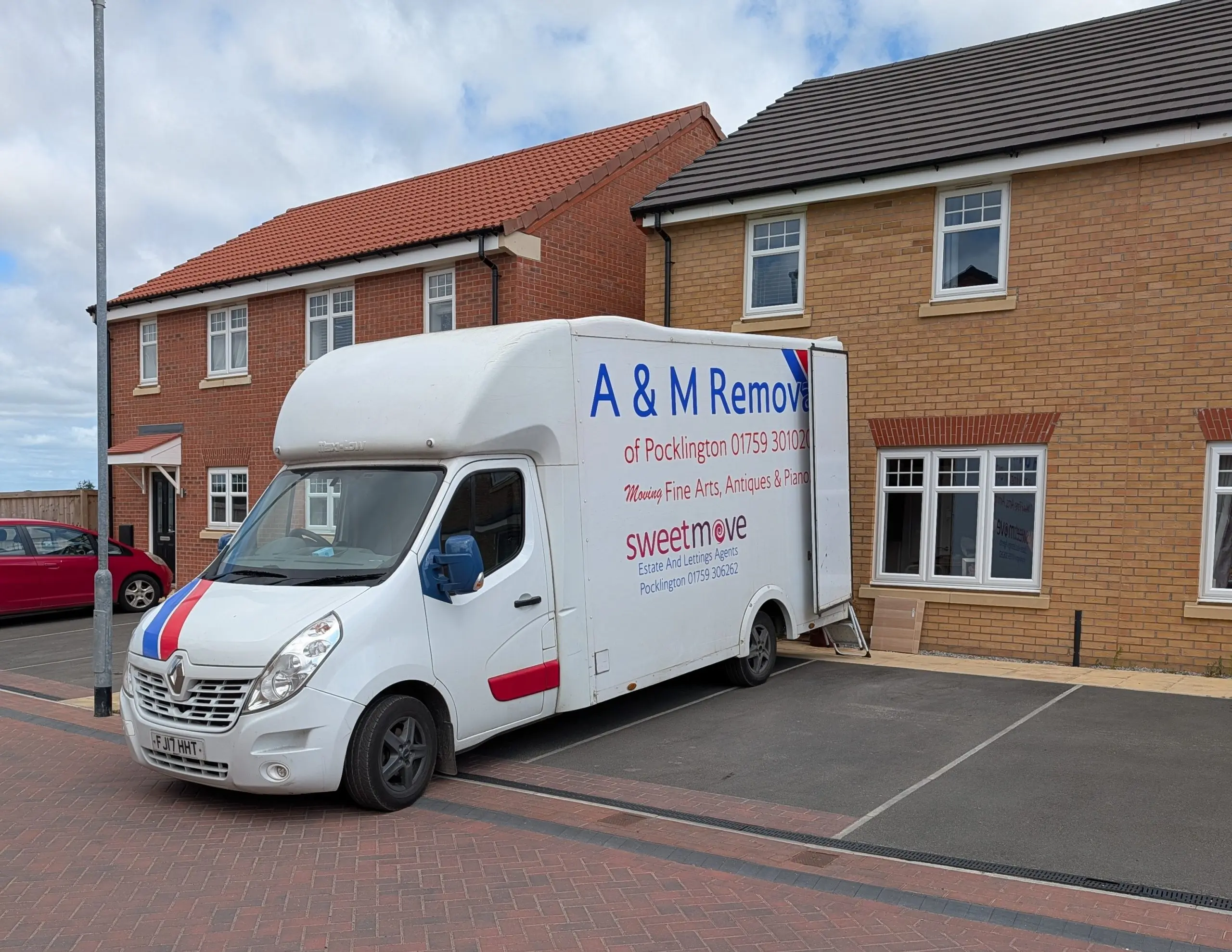 A removal van outside a house | A&M Removals